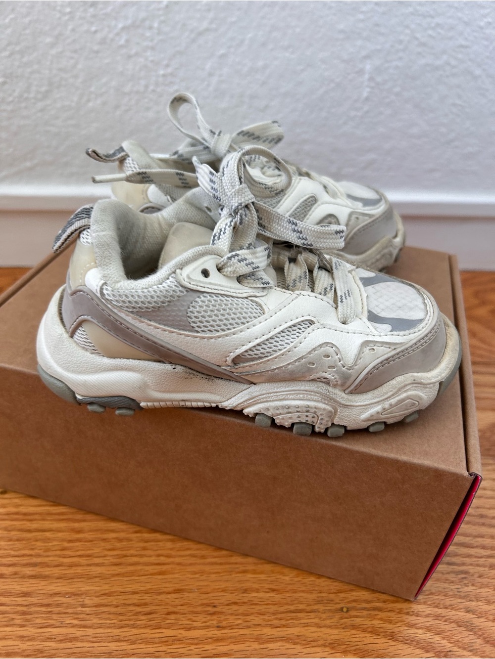 Zara toddler shoes size 9 to 9.5 (26 EU) size boy or girl sneakers
